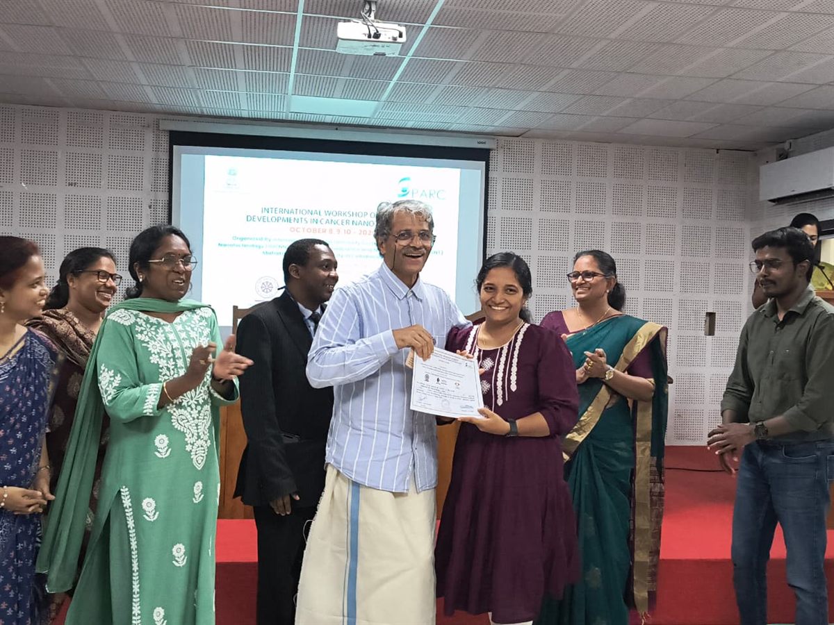 Nidhi G Krishna receiving the First Prize certificate at the International Workshop on Developments in Cancer Nanotechnology, MG University